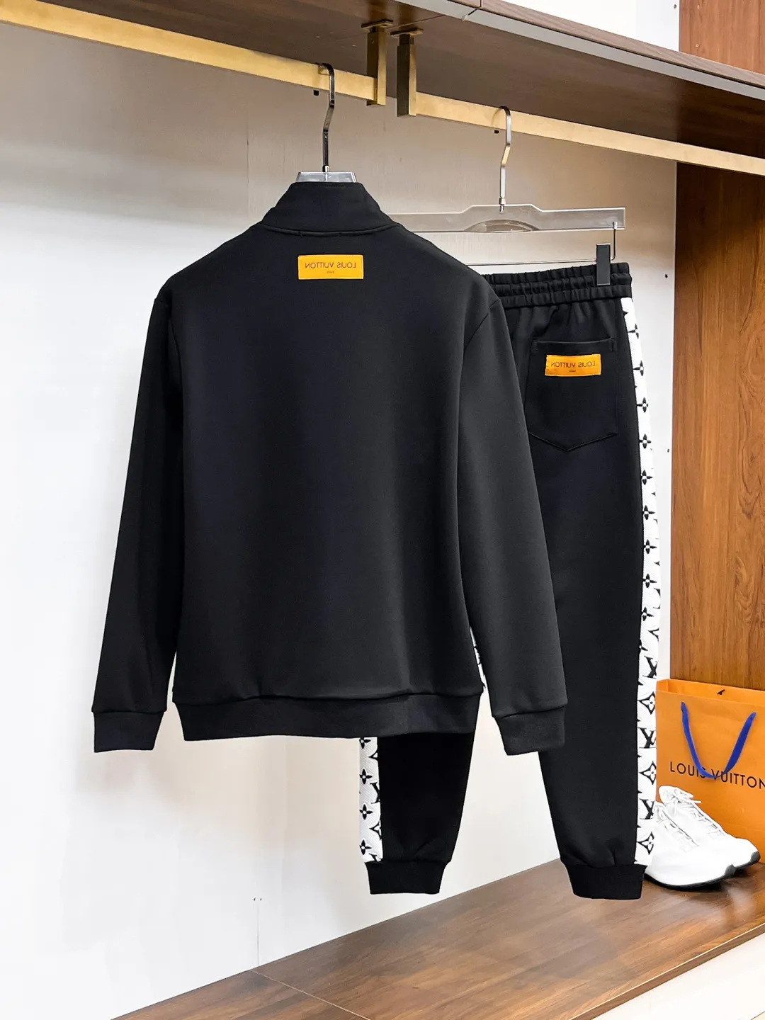🅿️720 LV 2025 autumn and winter new counter casual suit, breathable, comfortable and casual! Full of high-end feel! The details are exquisite and high-end, and the workmanship is impeccable! The original high-end fabric is very high-end! The fabric is crisp, anti-wrinkle and wear-resistant, warm, neat and stylish. Everyone must buy a set this autumn and winter. They must look cool and handsome when wearing it. We specially recommend the size M-3XLC30